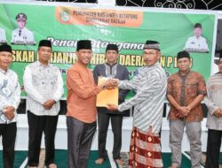 Wabup Serahkan Dana Hibah Kepada Pengurus Masjid Sirajul Munir Sukaharja