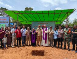 Sekda Letak Batu Pertama Pembangunan Gereja Paroki Sandai