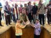 Sekda Ketapang pada saat peletakan batu pertama pembangunan gereja stasi santo yosep karangan