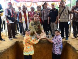 Sekda Alex Letakan Batu Pertama Pembangunan Gereja Stasi Santo Yosep Karangan