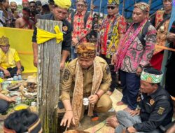 Sekda Ketapang Hadiri Ritual Adat Pencabutan dan Pendirian Kembali Tugu Perdamaian Kerajaan Hulu Aik