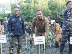 Ikut Tanam Mangrove, Sekda Ajak Semua Pihak Jaga dan Lestarikan Alam