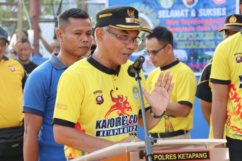 Bupati ketapang saat membuka turnamen bola voli Kapolres cup 2023