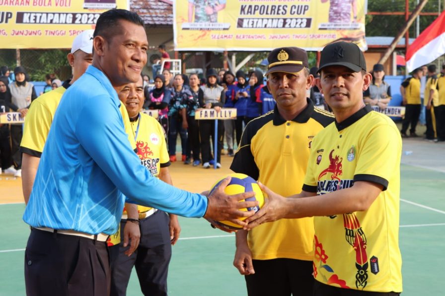 Polres Ketapang pada saat penyerahan bola poli tanda turnamen akan dimulai