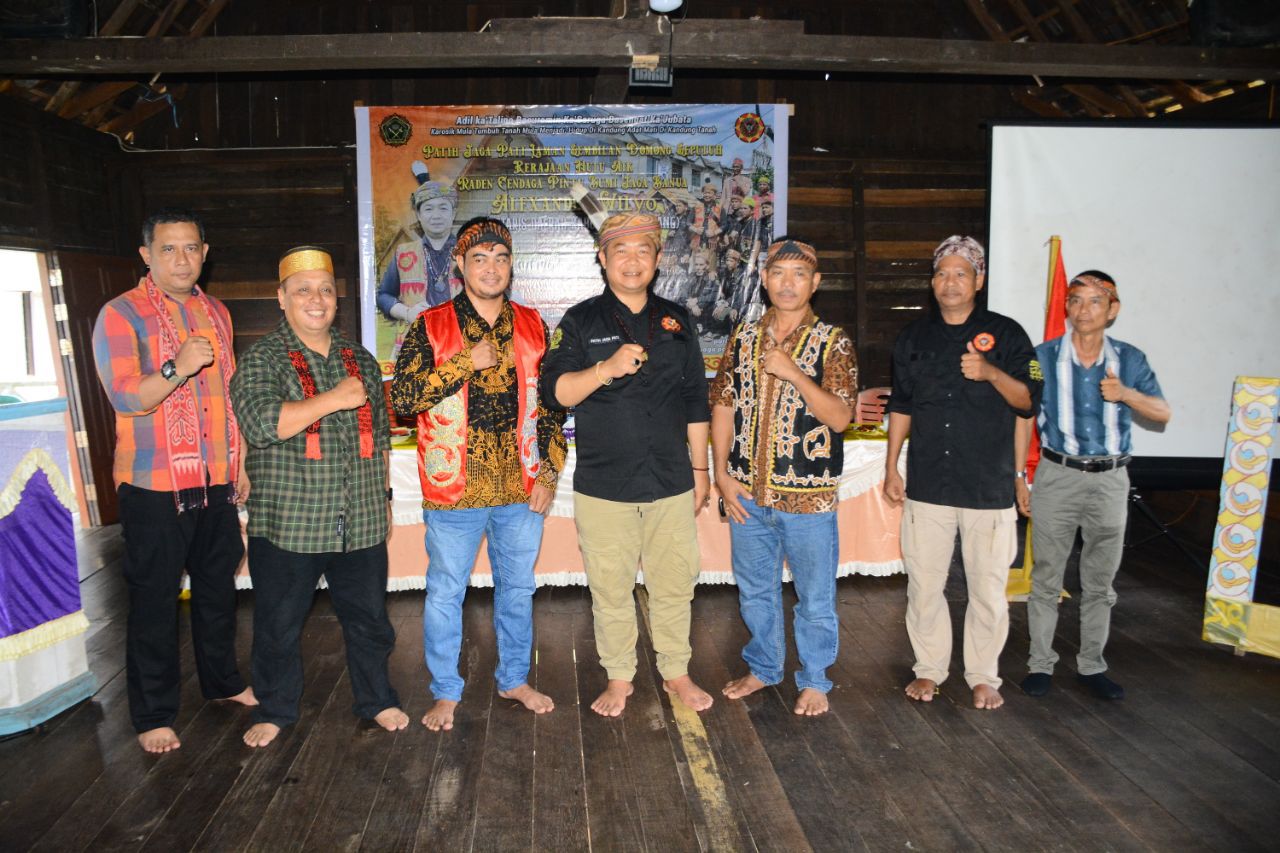Sesi poto bersama Sekda Ketapang, pada saat selesai acara penutupan musdat kengkubang