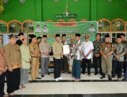Wabup Farhan Serahkan Dana Hibah ke beberapa tempat di Ketapang