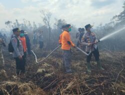 Kapolres Ketapang Ikut Padamkan Api Dilahan Gambut