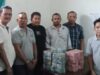 Keterangan poto: PJO PT SSJ Firman poto bersama saat penyerahan uang pembebasan lahan Pulau gelam tahap 1 di Kantor Desa Kendawangan Kiri (Istimewa)