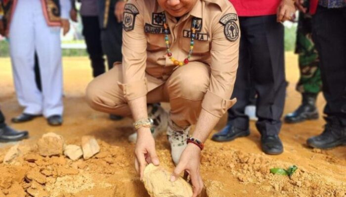Sekda Ketapang Letakan Batu Pertama Pembangunan Rumah Adat Dayak Kayong