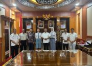 Bupati Martin Lepas Dua Siswi SMA Sebagai Paskibraka Mewakili Ketapang