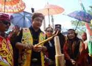 Sekda Hadiri Acara Ritual Adat Nungkat Gumi IV Simpang Hulu