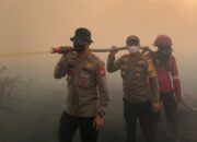 Kapolres Ketapang Ikut Memadamkan Api