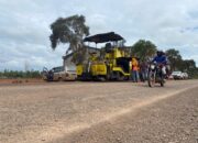 Jalan Sungai Tengar – Kendawangan Ditarget Selesai Akhir Desember, Warga Senang Jalan Diperbaiki