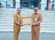 Sekda Ketapang Serahkan Sejumlah Penghargaan Saat Pimpin Apel Gabungan