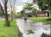 JL Hoscokrominoto Banjir, Parit Aliran Air Ditimbun Untuk Dijadikan Bangunan Kantor Kedinasan