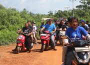 Bersama Warga Gunakan Motor, Alex Blusukan Desa ke Desa