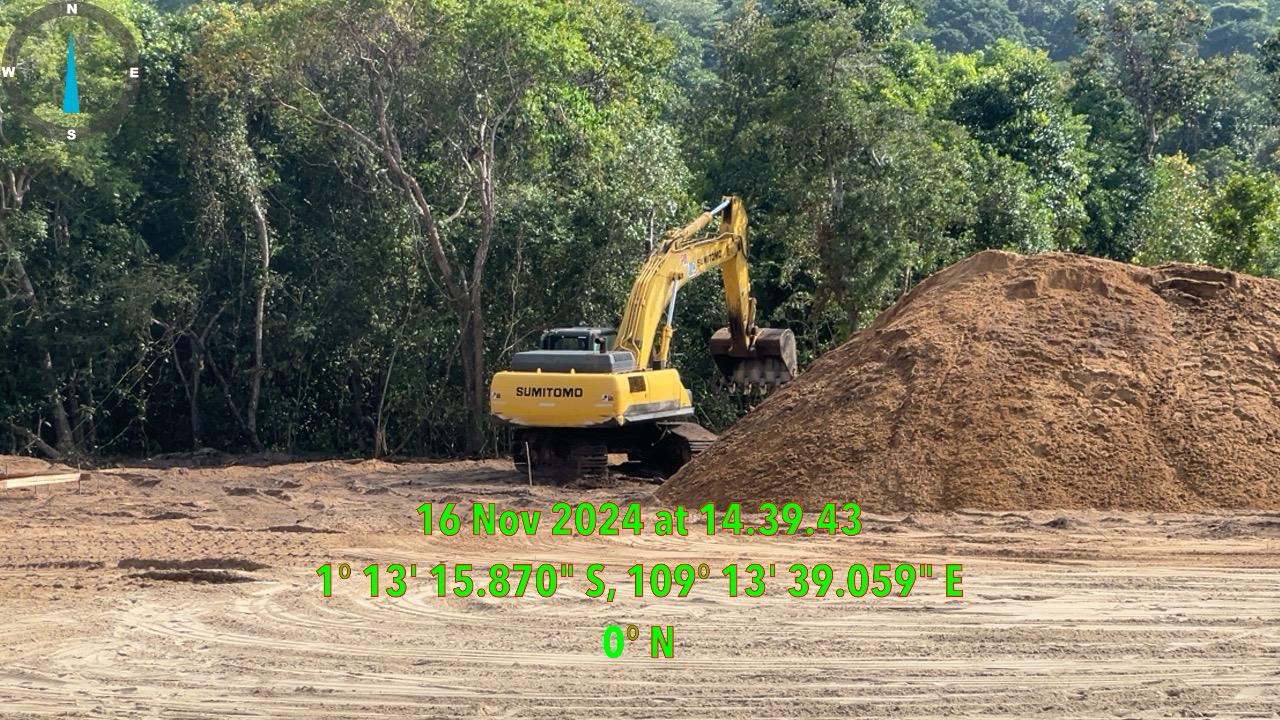 Salah satu alat berat di pulau penebang kayong utara