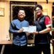 Poto: Ketua KONI Ketapang saat menyerahkan bantuan untuk pengiriman 6 wasit eSport Kabupaten Ketapang.