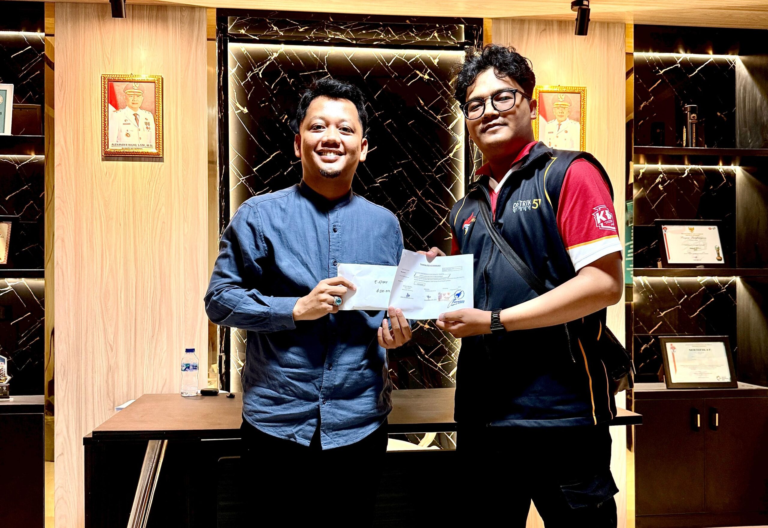 Poto: Ketua KONI Ketapang saat menyerahkan bantuan untuk pengiriman 6 wasit eSport Kabupaten Ketapang.