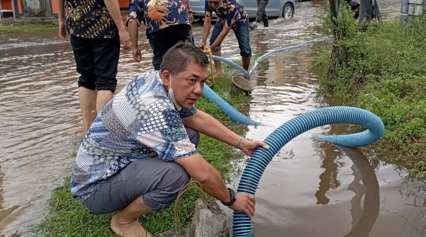 Keterangan poto: Kadis PUTR Ketapang, Dennery, Saat memegang selang (net)