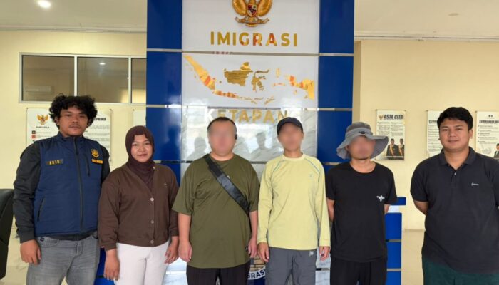 Imigrasi Ketapang Deportasi 3 WNA Asal Tiongkok