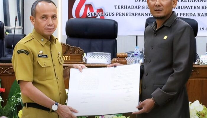 Rapat Paripurna DPRD Ketapang Setujui Delapan Raperda Menjadi Perda