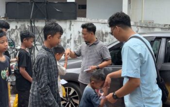 Momentum Lebaran, AJK Ajak Puluhan Anak Belanja Baju dan Berikan Santunan