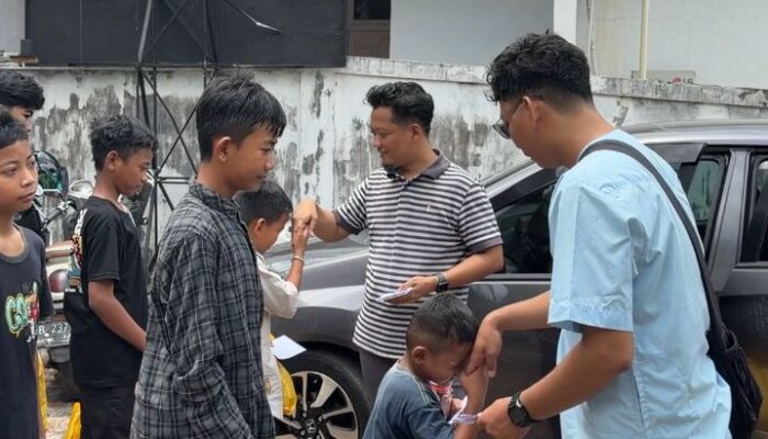 Momentum Lebaran, AJK Ajak Puluhan Anak Belanja Baju dan Berikan Santunan