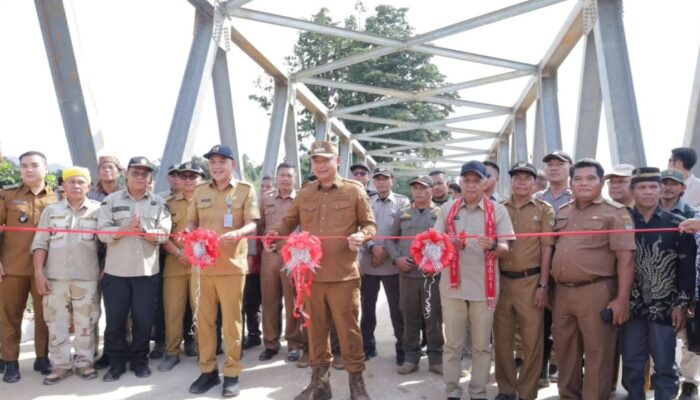 Bupati Ketapang Resmikan Jembatan Karab Simpang Dua